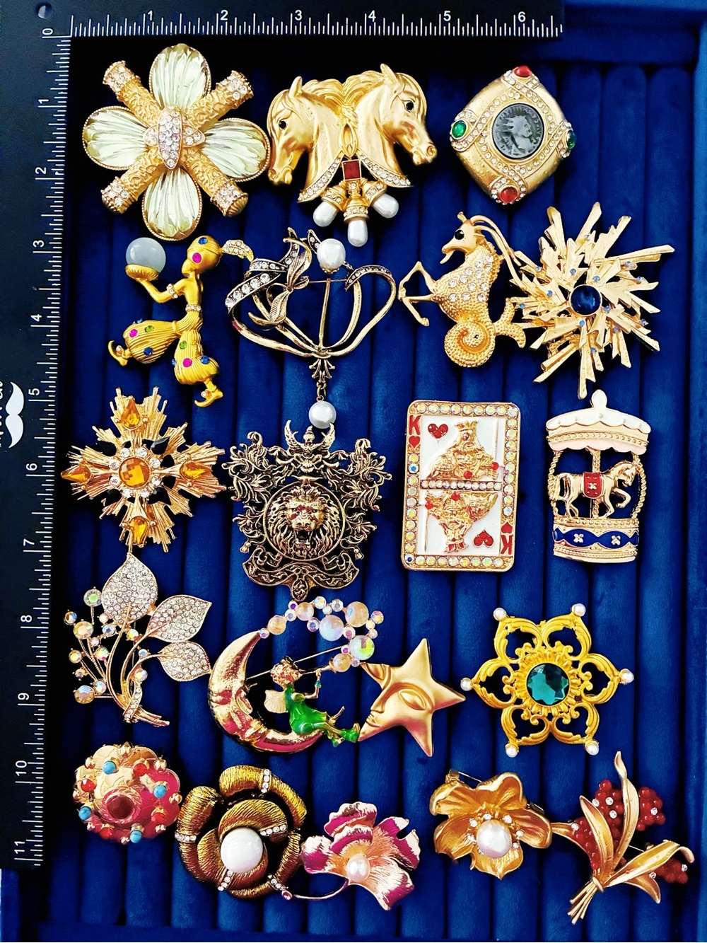 Lot of 20 Costume Gold Tone Brooch Pins Lion Horse Cameo Moon Star